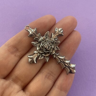 Dije de Metal Plateado Cruz Labrada con Rosa 55 x 39.5 x 6.5 mm