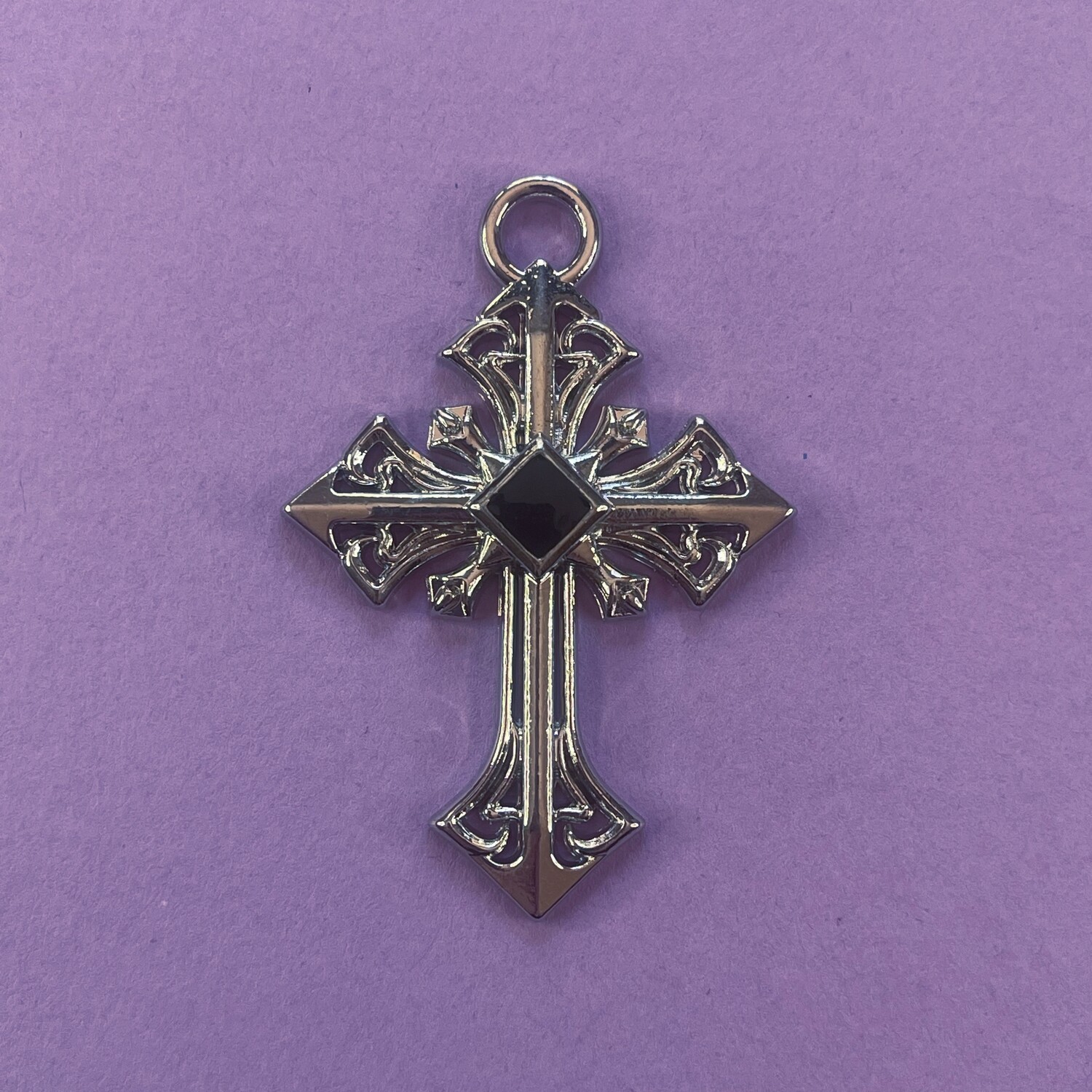 Dije de Metal Plateado Esmaltado Cruz con Rombo Negro 55.5 x 38.5 x 5 mm