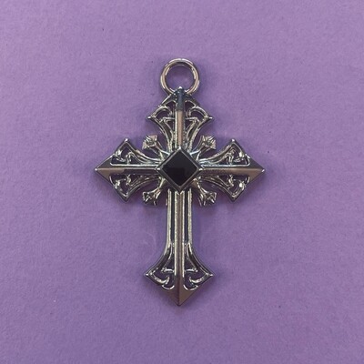 Dije de Metal Plateado Esmaltado Cruz con Rombo Negro 55.5 x 38.5 x 5 mm