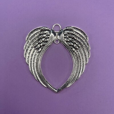 Dije de Metal Plateado Alitas Corazón Labrado 74 x 69 x 4 mm