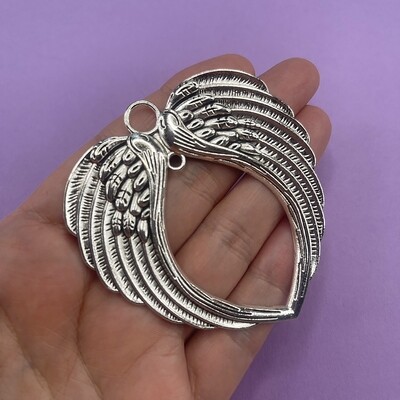 Dije de Metal Plateado Alitas Corazón Labrado 74 x 69 x 4 mm