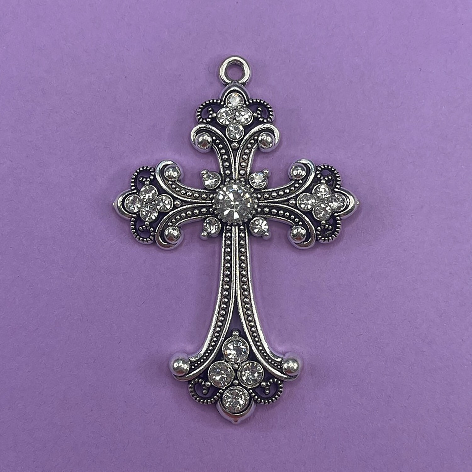 Dije de Metal Plateado Cruz Labrada con Strass 75 x 50 x 7 mm