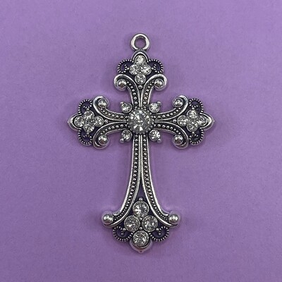 Dije de Metal Plateado Cruz Labrada con Strass 75 x 50 x 7 mm