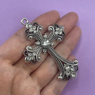 Dije de Metal Plateado Cruz Labrada con Strass 75 x 50 x 7 mm