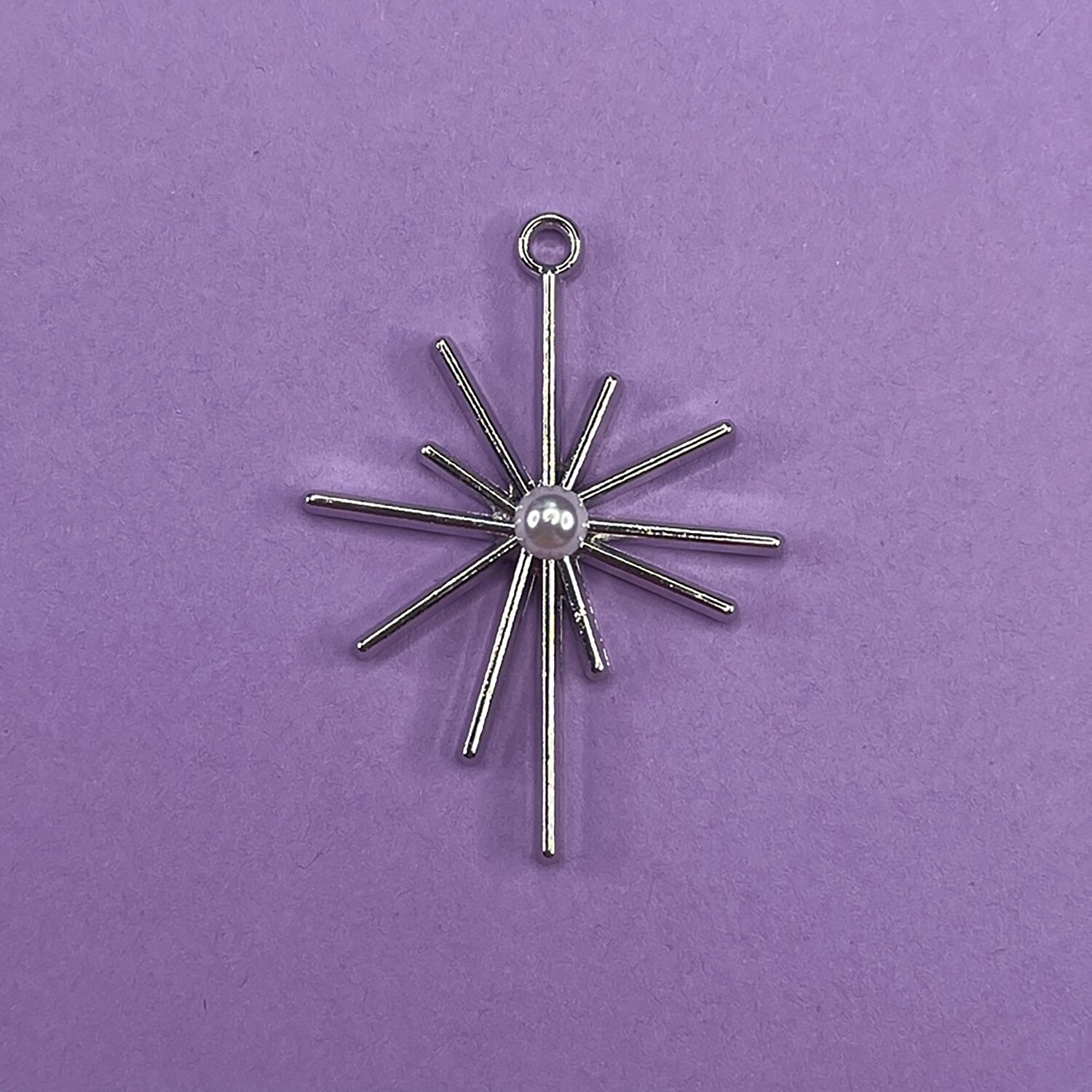 Dije de Metal Plateado Estrella con Perlita 42 x 31 x 7 mm
