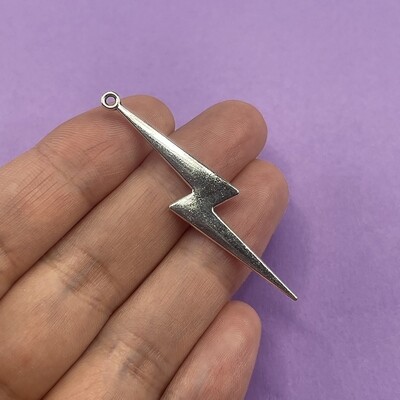 Dije de Metal Plateado Rayo 52 x 11 x 1.5 mm