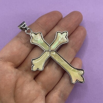 Dije de Metal Plateado Cruz con Nácar 68 x 47 x 4 mm