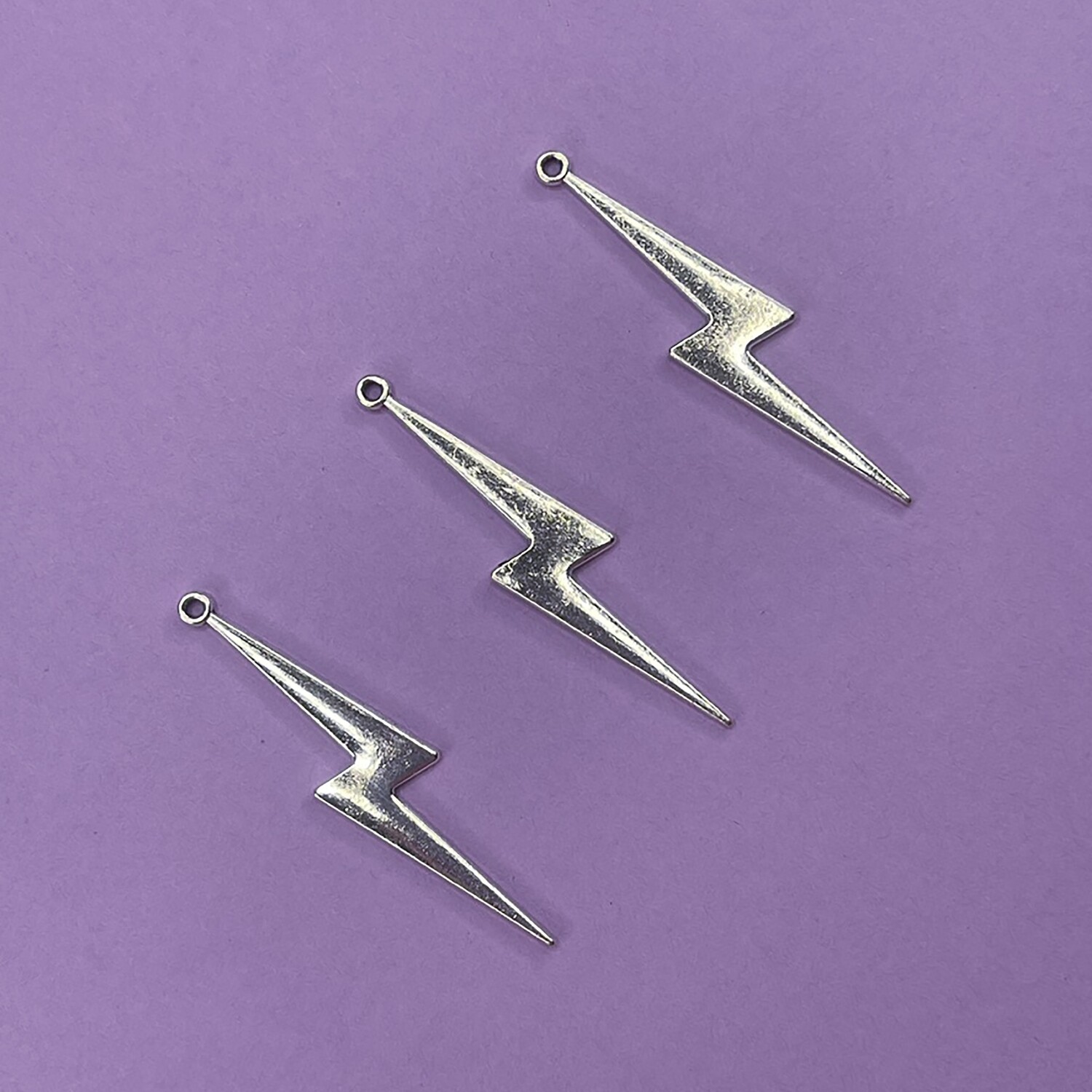 Dije de Metal Plateado Rayo 52 x 11 x 1.5 mm