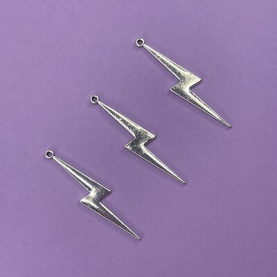 Dije de Metal Plateado Rayo 52 x 11 x 1.5 mm