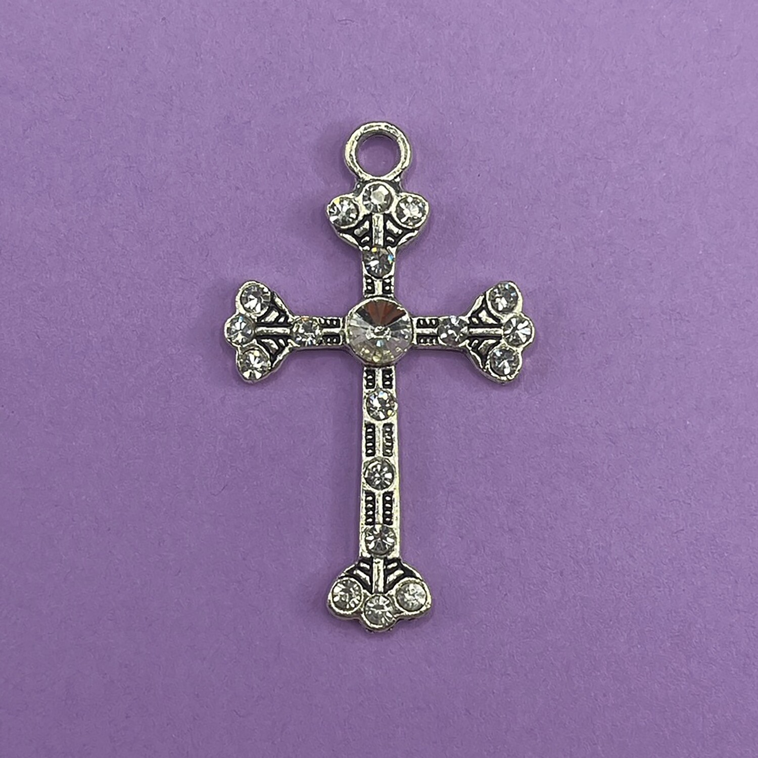 Dije de Metal Plateado Cruz con Strass 49 x 30 x 5 mm