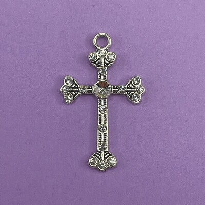 Dije de Metal Plateado Cruz con Strass 49 x 30 x 5 mm