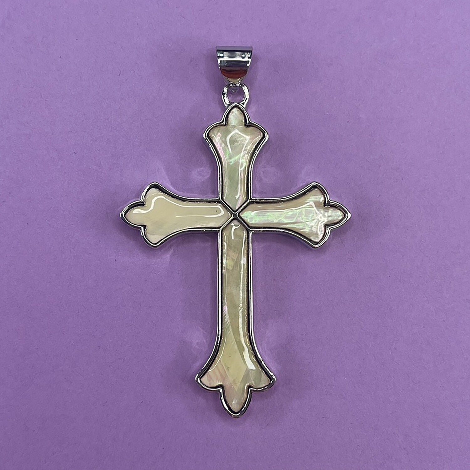 Dije de Metal Plateado Cruz con Nácar 68 x 47 x 4 mm