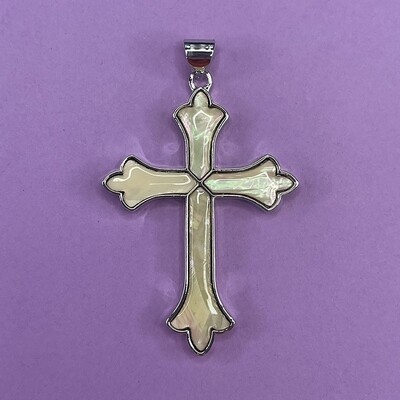 Dije de Metal Plateado Cruz con Nácar 68 x 47 x 4 mm