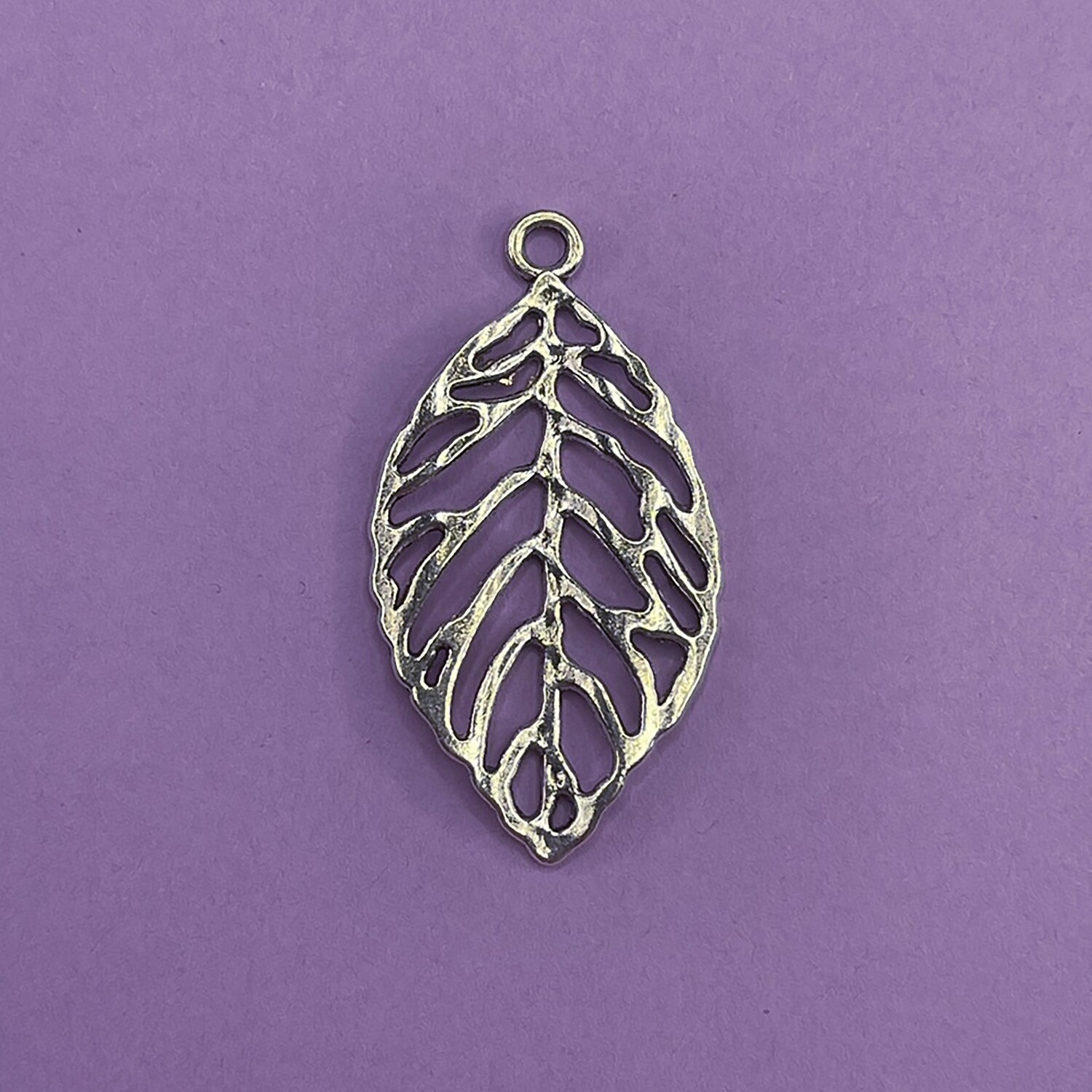 Dije de Metal Plateado Hoja Calada 49 x 27 x 2 mm
