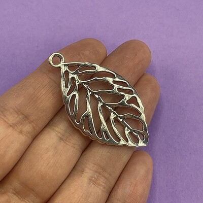 Dije de Metal Plateado Hoja Calada 49 x 27 x 2 mm