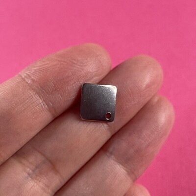 Caravana Perno Rombo y Tapa de Acero Quirúrgico 13.5 x 13.5 x 2 mm