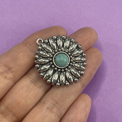 Dije de Metal Plateado Flor con Turquesa Sintética 34 x 30 x 6 mm