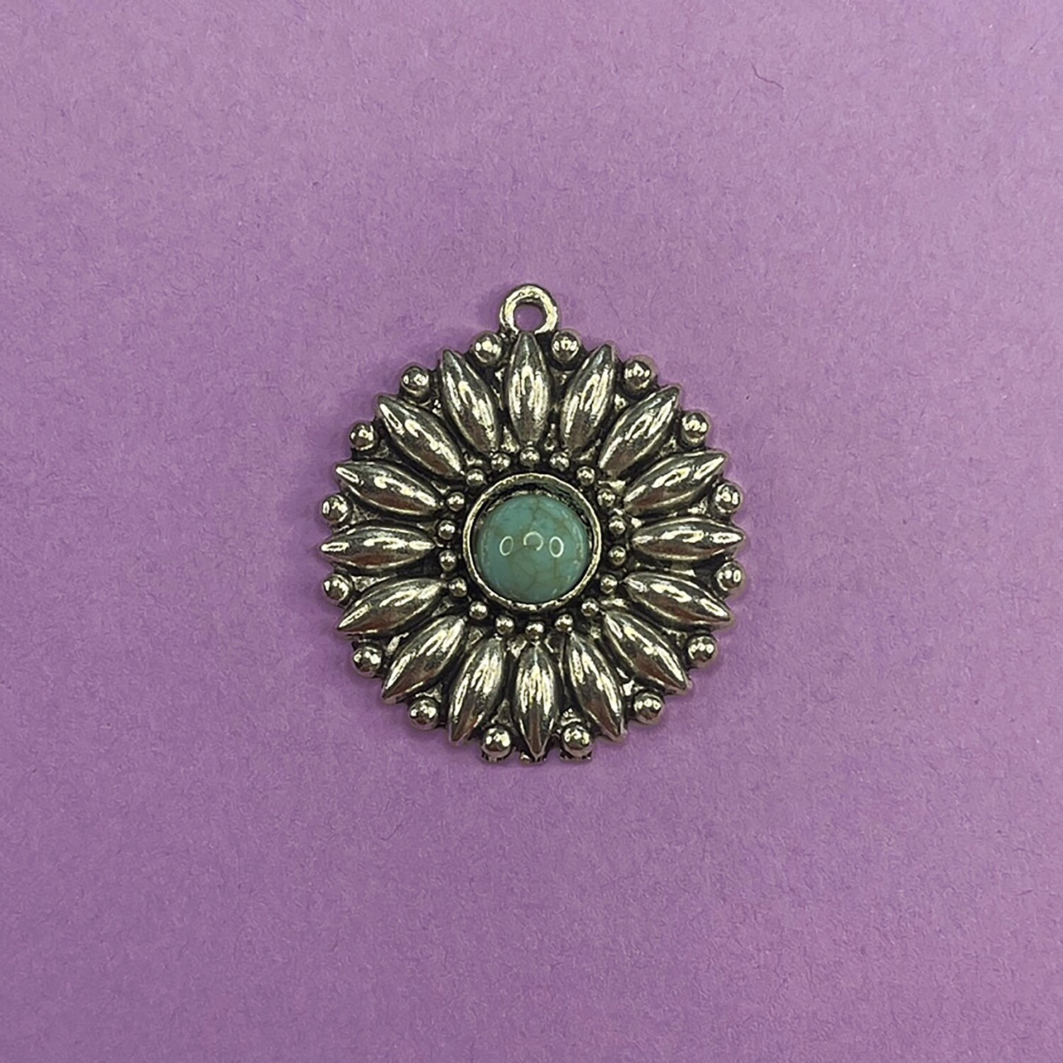Dije de Metal Plateado Flor con Turquesa Sintética 34 x 30 x 6 mm