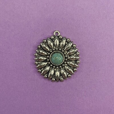 Dije de Metal Plateado Flor con Turquesa Sintética 34 x 30 x 6 mm
