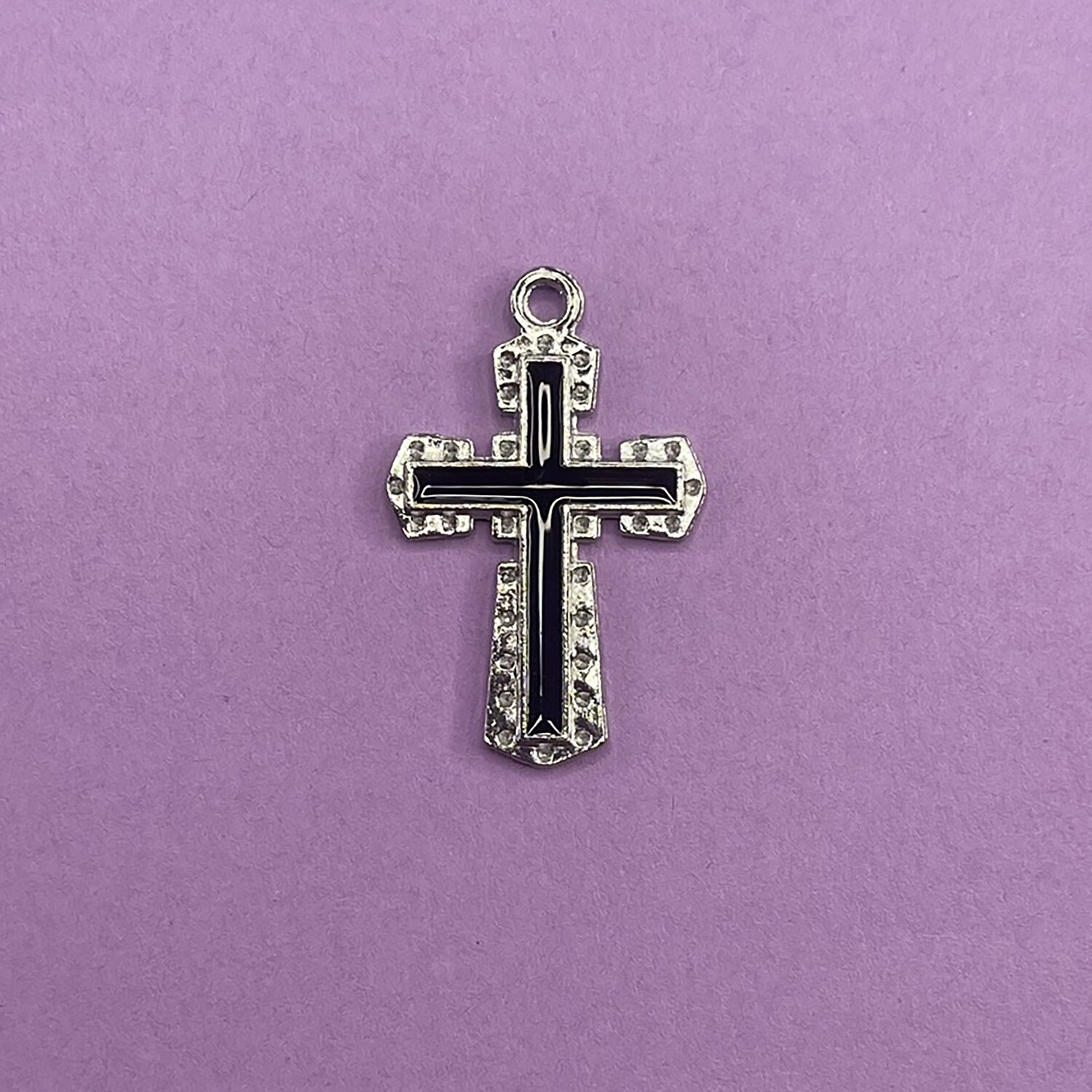 Dije de Metal Plateado Esmaltado Cruz Negra 31 x 20 x 2 mm