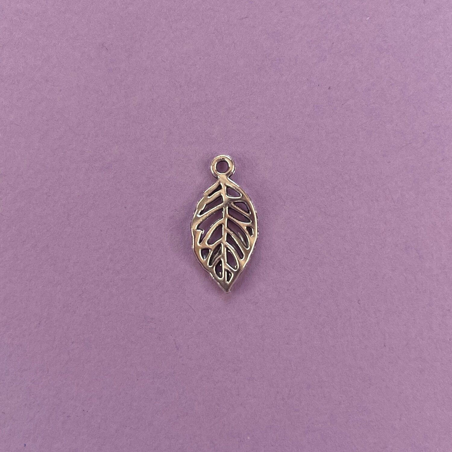 Dije de Metal Plateado Hoja Calada Mini 22 x 11 x 2 mm