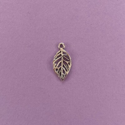 Dije de Metal Plateado Hoja Calada Mini 22 x 11 x 2 mm