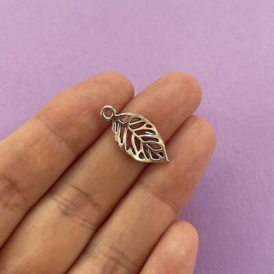 Dije de Metal Plateado Hoja Calada Mini 22 x 11 x 2 mm