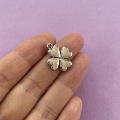 Dije de Metal Plateado Trébol 21 x 17.5 x 2.5 mm