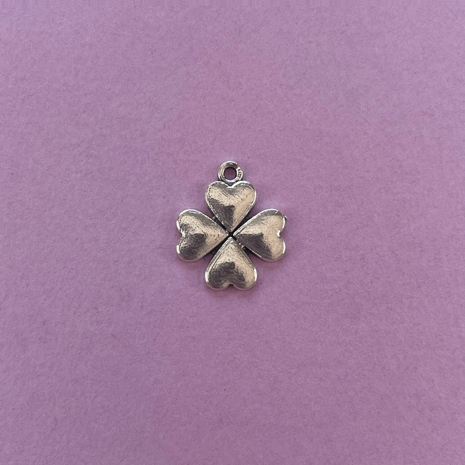 Dije de Metal Plateado Trébol 21 x 17.5 x 2.5 mm