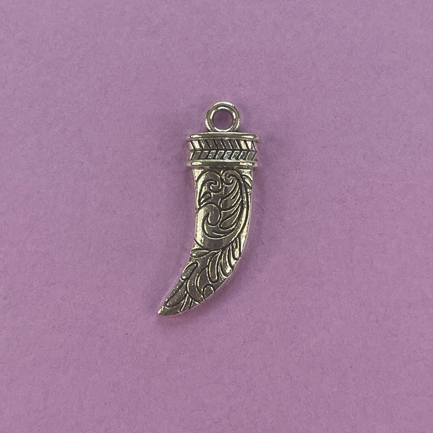 Dije de Metal Plateado Cuerno Labrado 28 x 10 x 3 mm