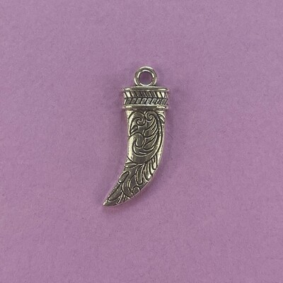 Dije de Metal Plateado Cuerno Labrado 28 x 10 x 3 mm