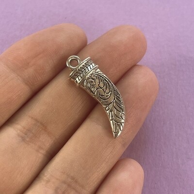 Dije de Metal Plateado Cuerno Labrado 28 x 10 x 3 mm
