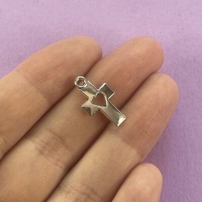 Dije de Metal Plateado Cruz Lisa Calada con Corazón 19 x 10 x 2 mm
