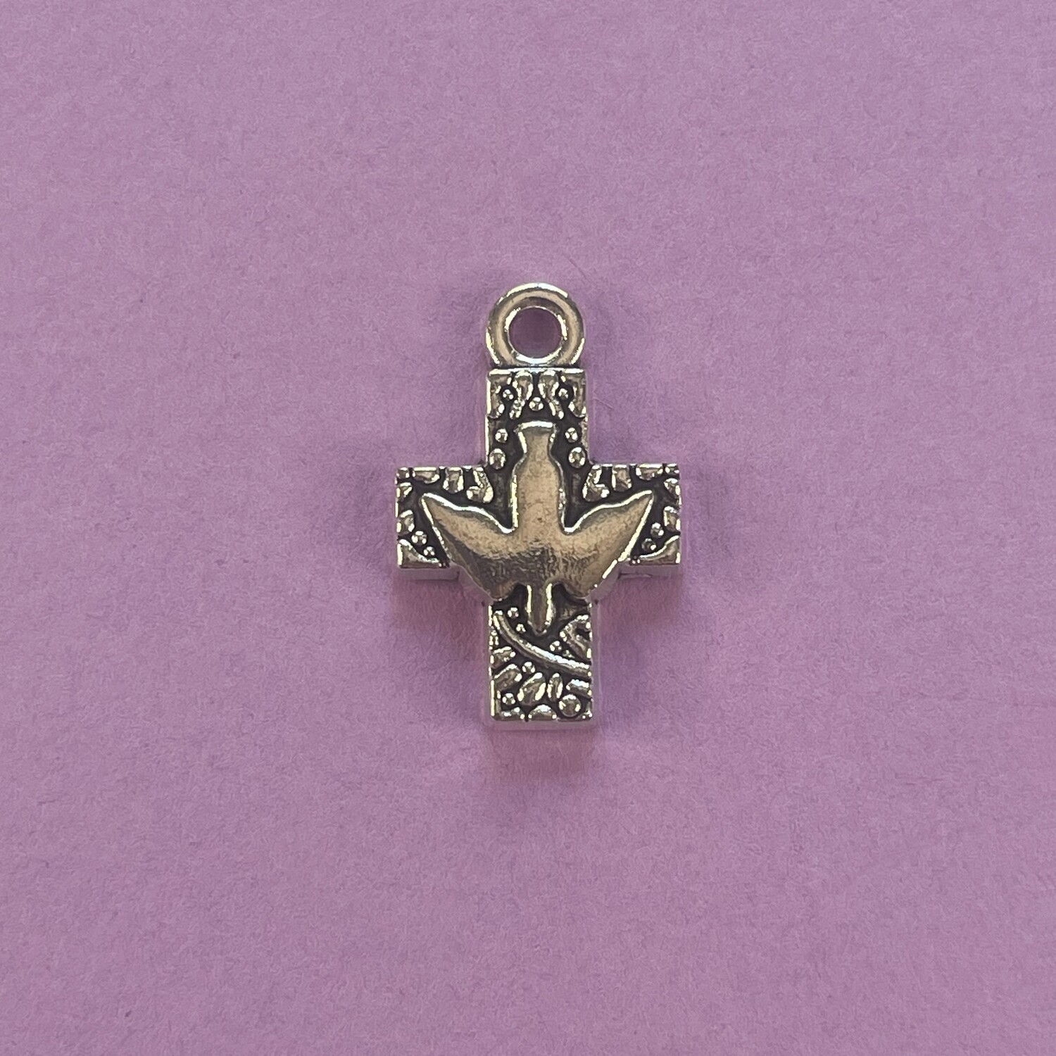 Dije de Metal Plateado Cruz Labrada con Animal Palomita Lisa 24 x 16 x 3 mm