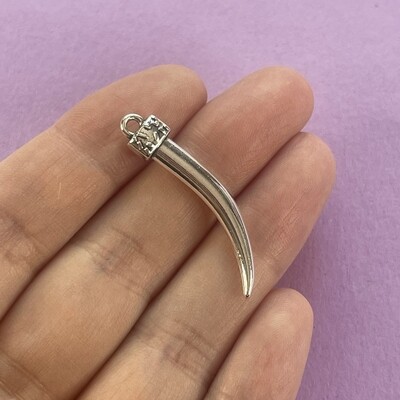 Dije de Metal Plateado Cuerno Liso 35 x 7 x 4 mm