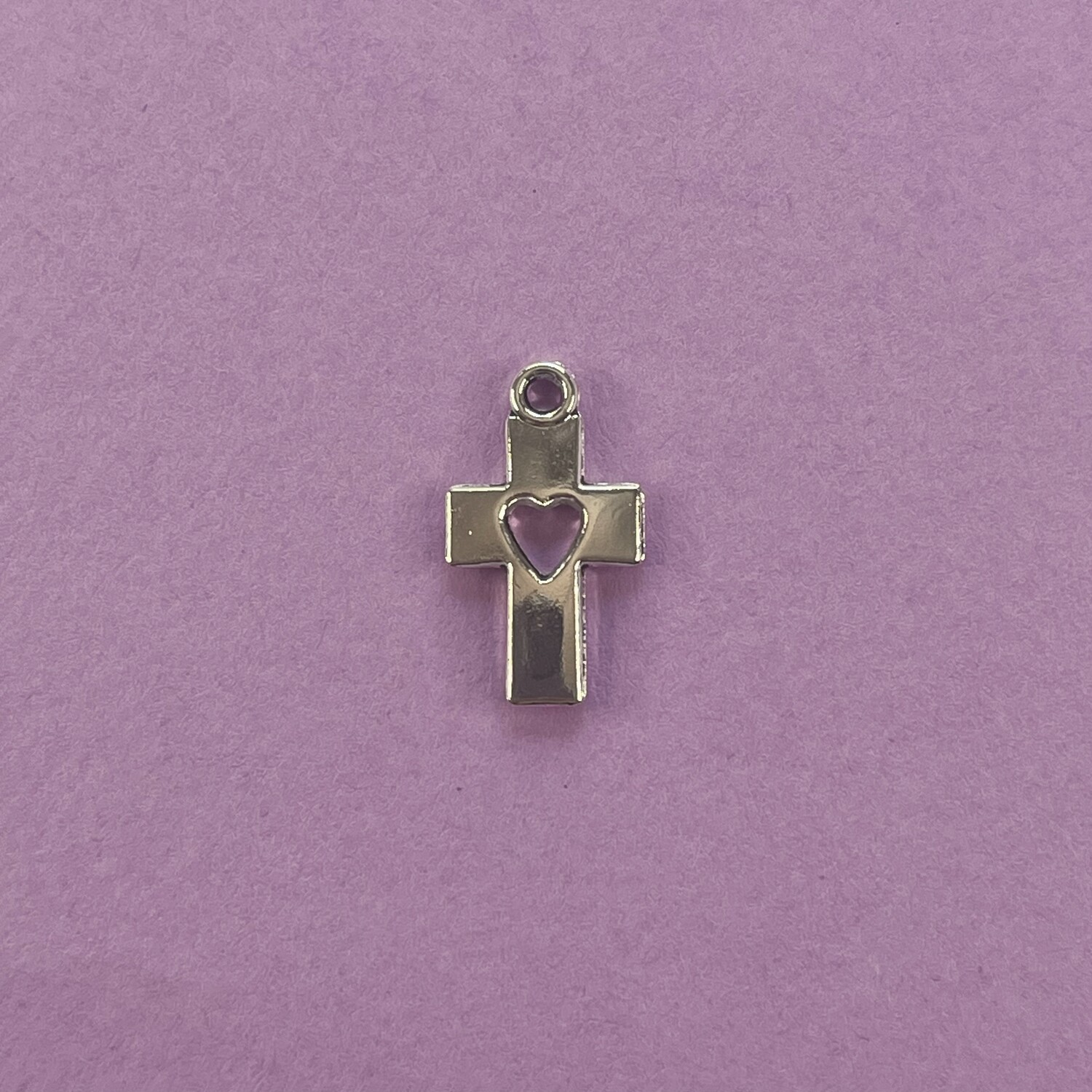 Dije de Metal Plateado Cruz Lisa Calada con Corazón 19 x 10 x 2 mm