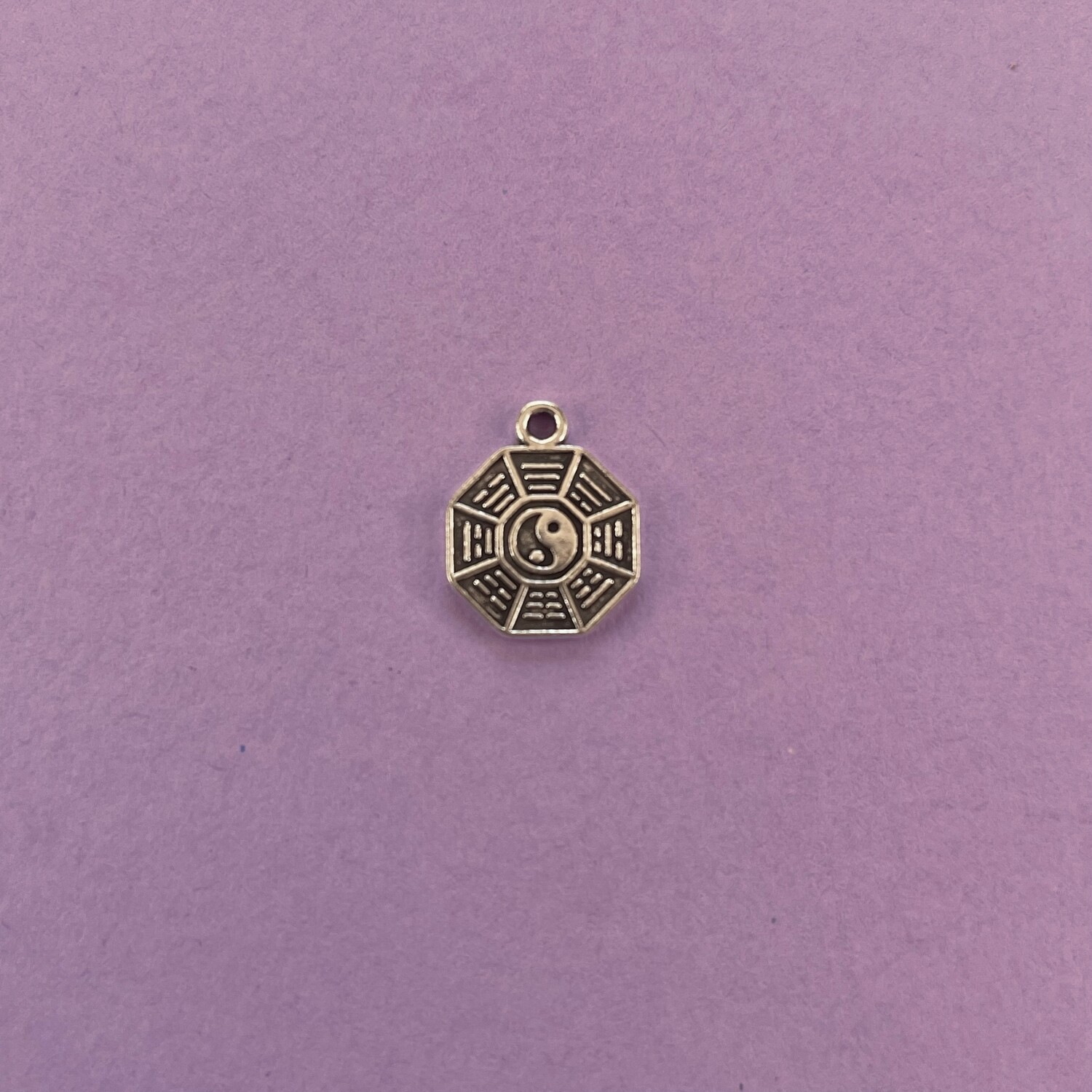Dije de Metal Plateado Octágono Labrado Yin Yan 15 x 21 x 1 mm