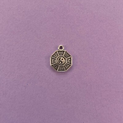 Dije de Metal Plateado Octágono Labrado Yin Yan 15 x 21 x 1 mm