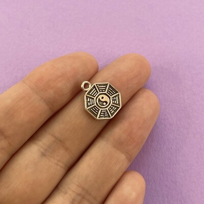 Dije de Metal Plateado Octágono Labrado Yin Yan 15 x 21 x 1 mm