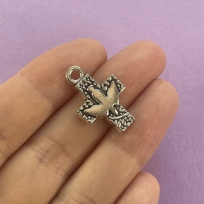 Dije de Metal Plateado Cruz Labrada con Animal Palomita Lisa 24 x 16 x 3 mm