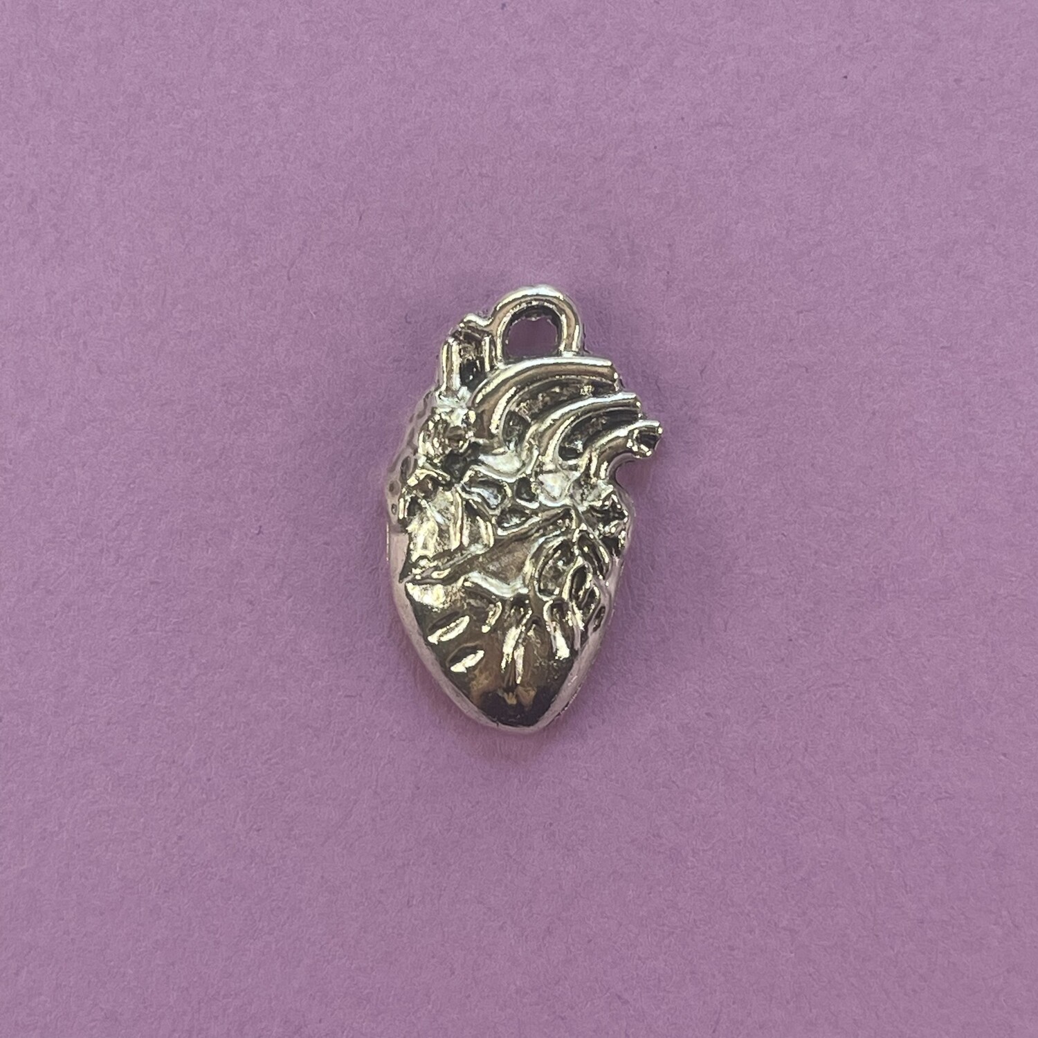 Dije de Metal Plateado Corazón Anatómico Labrado 25 x 16 x 4 mm