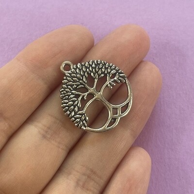 Dije de Metal Plateado Redondo Calado con Arbol de la Vida Labrado 26 x 23 x 2.5 mm