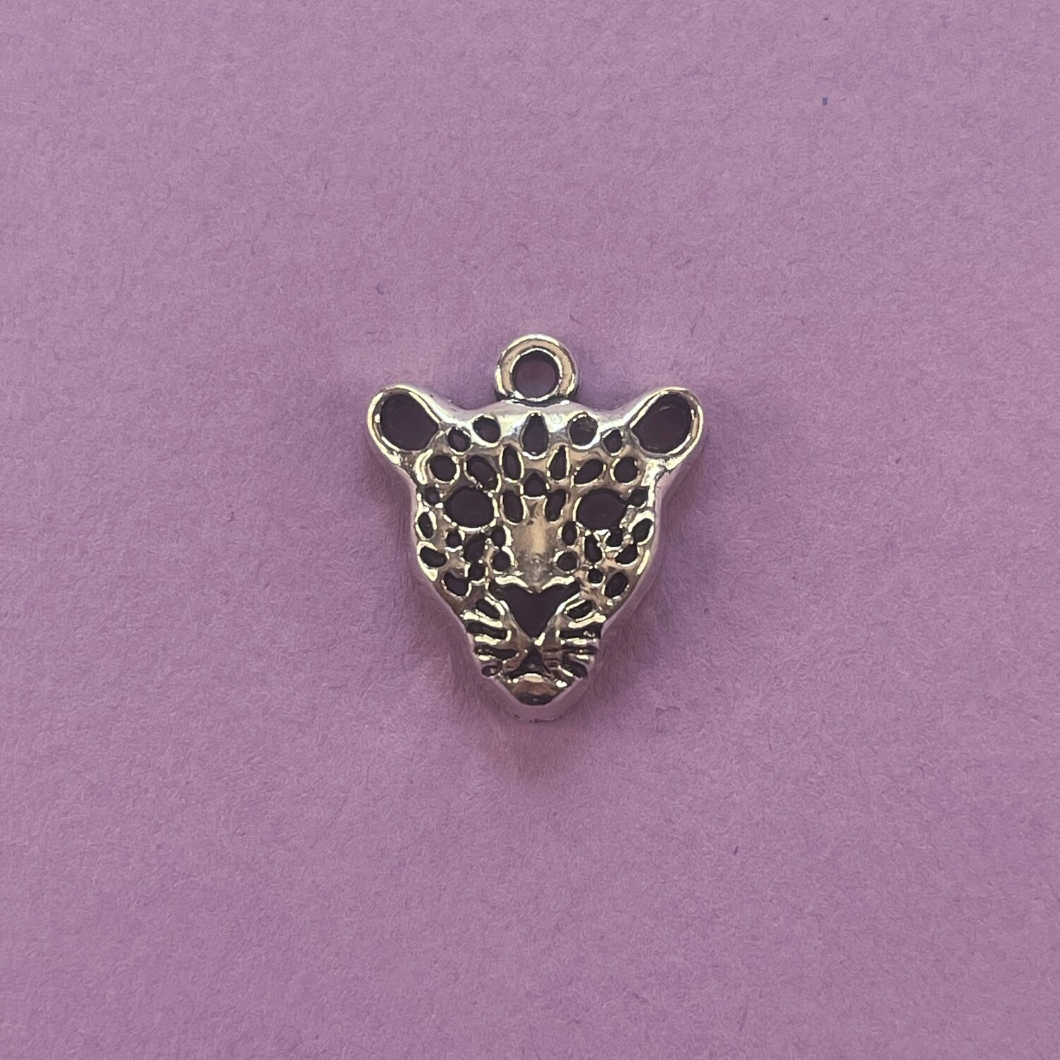 Dije de Metal Plateado Animal Cabeza Leopardo 20 x 18 x 5 mm