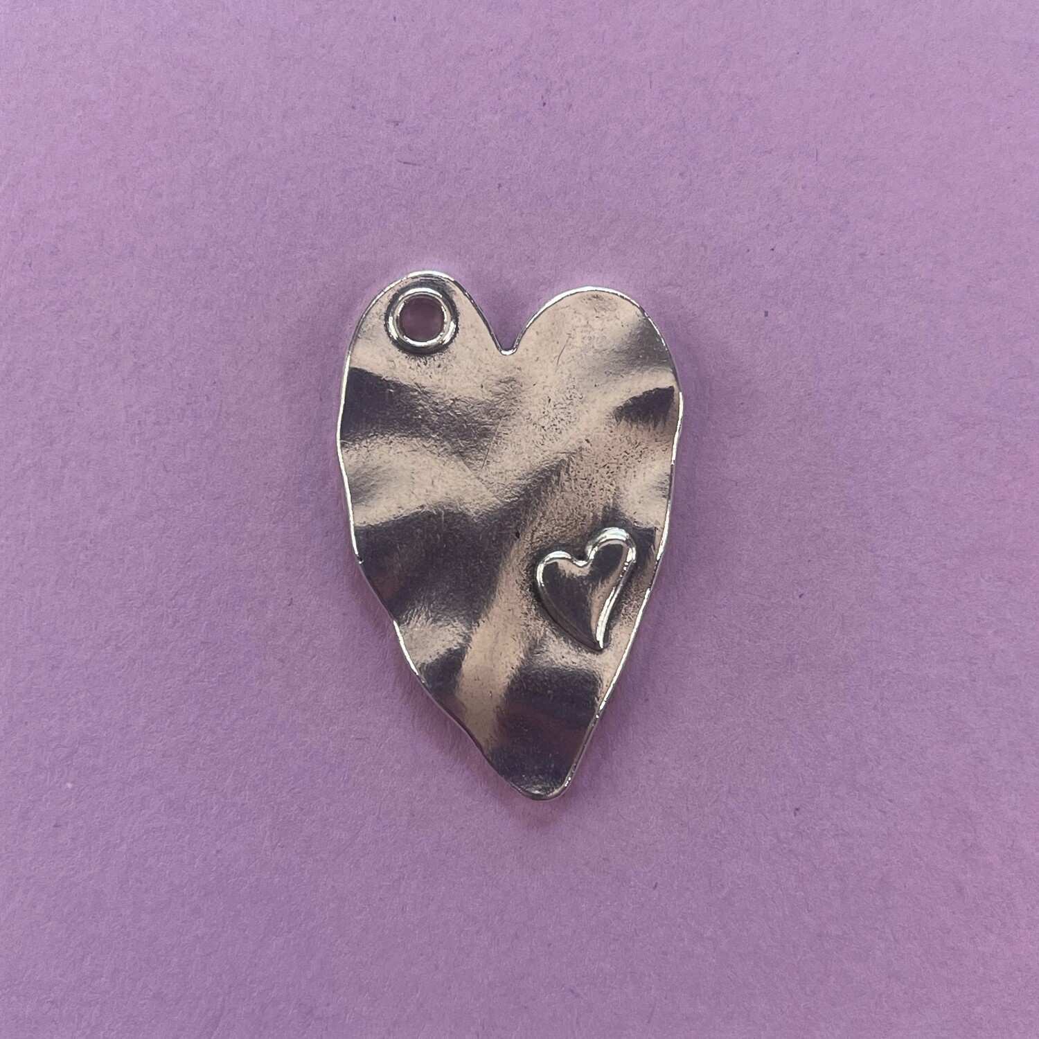 Dije de Metal Plateado Corazón Torneado con Corazoncito 38 x 24 x 3 mm