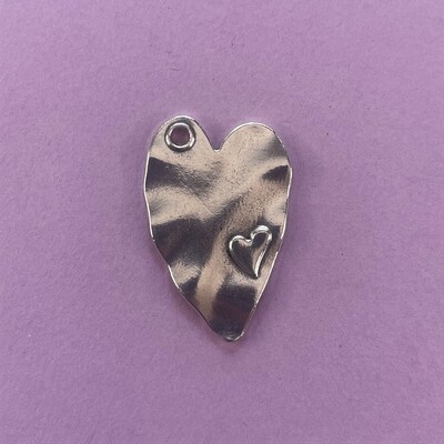 Dije de Metal Plateado Corazón Torneado con Corazoncito 38 x 24 x 3 mm