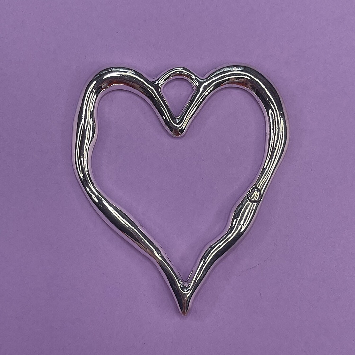 Dije de Metal Plateado Corazón Calado Irregular 76 x 67 x 5 mm