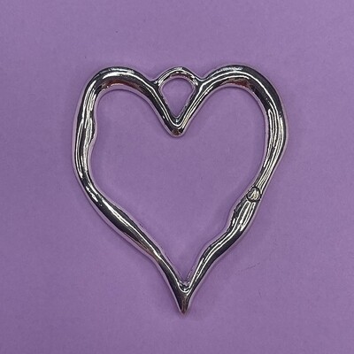 Dije de Metal Plateado Corazón Calado Irregular 76 x 67 x 5 mm