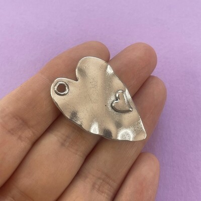 Dije de Metal Plateado Corazón Torneado con Corazoncito 38 x 24 x 3 mm