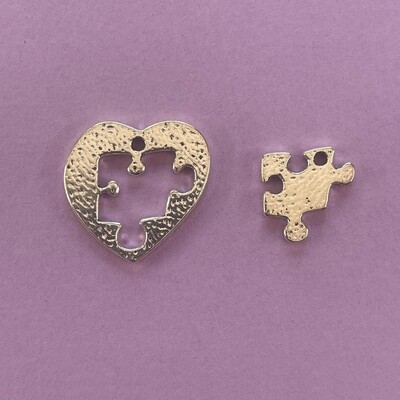 Dije de Metal Plateado Corazón Liso con Puzzle 26 x 26 x 2 mm