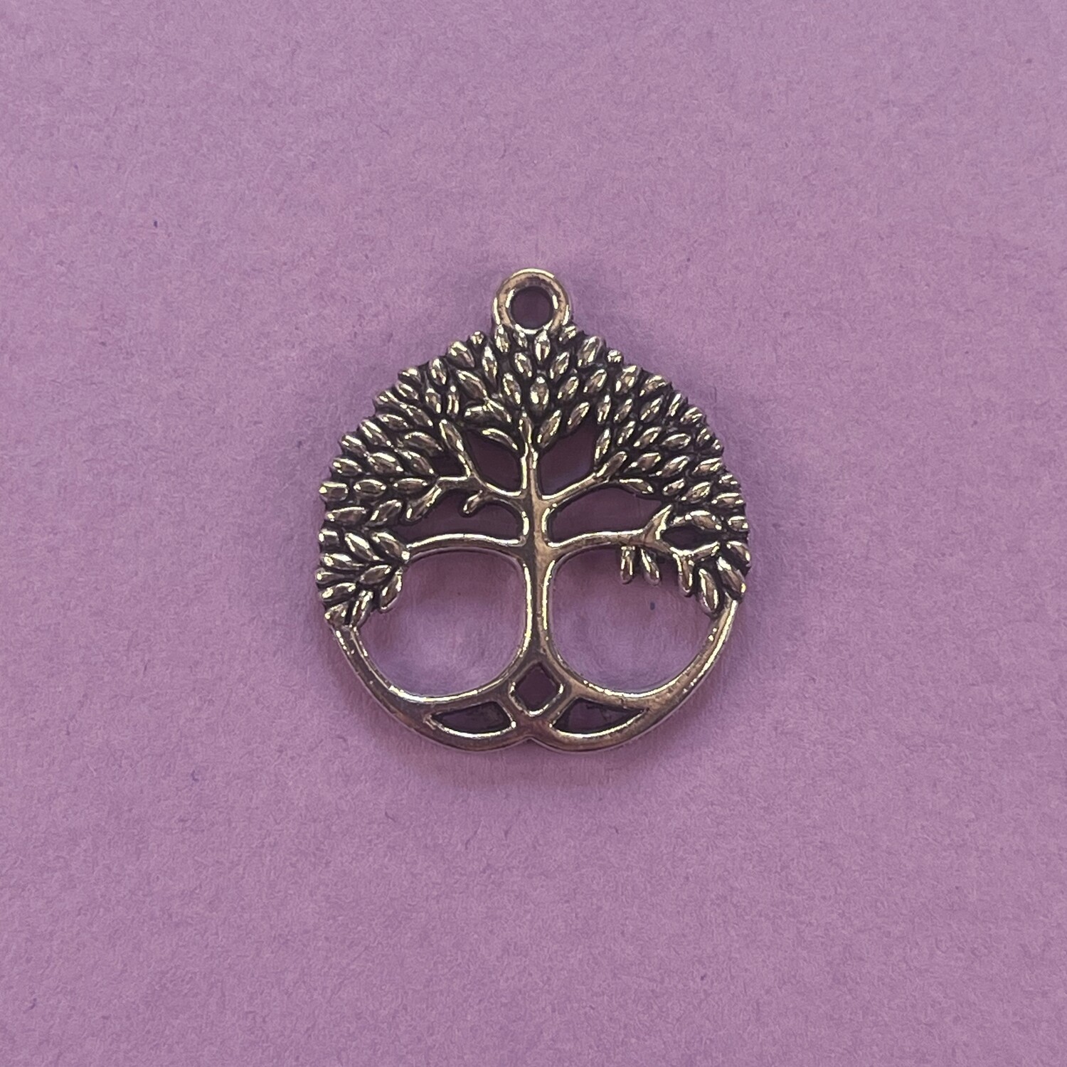 Dije de Metal Plateado Redondo Calado con Arbol de la Vida Labrado 26 x 23 x 2.5 mm